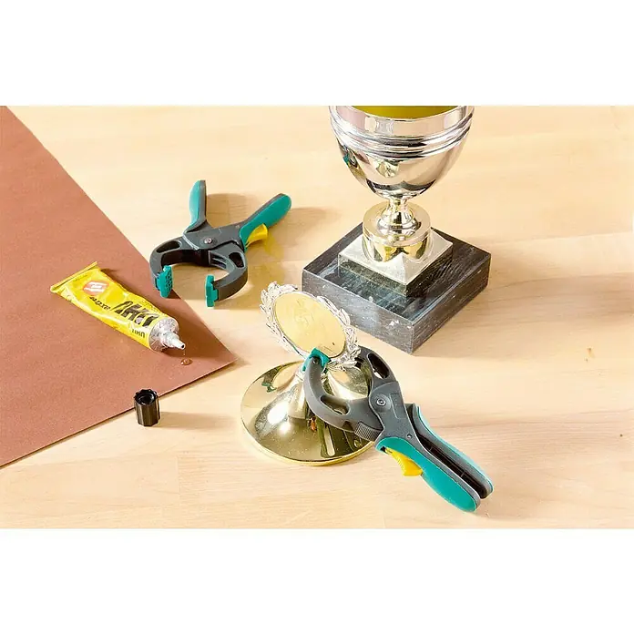 Wolfcraft Pinza de carraca hobby FZR 30 - Anchura de sujeción: 30 mm, Material garra: Plástico - Producto en uso