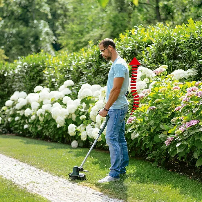 Bosch 18 V Power for All Accu Grastrimmer UniversalGrassCut 18 - 18 V, 2 Ah, Li-ion, Excl. accu, Snijbreedte: 26 cm - Toepassingsvoorbeeld