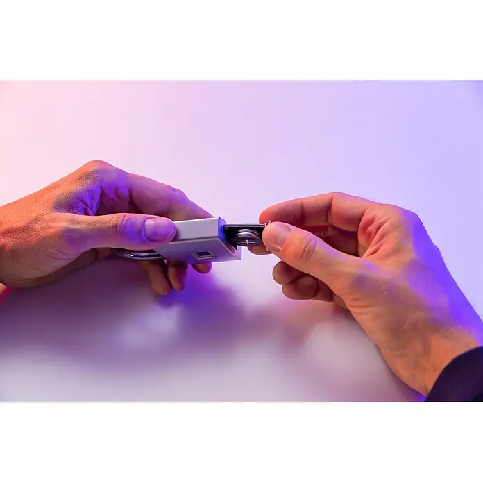 Abus Vorhängeschloss Touch 56/50 - Bügelstärke: 7 mm, Fingersensor, Material Bügel: Gehärteter Spezialstahl - Anwendungsbeispiel