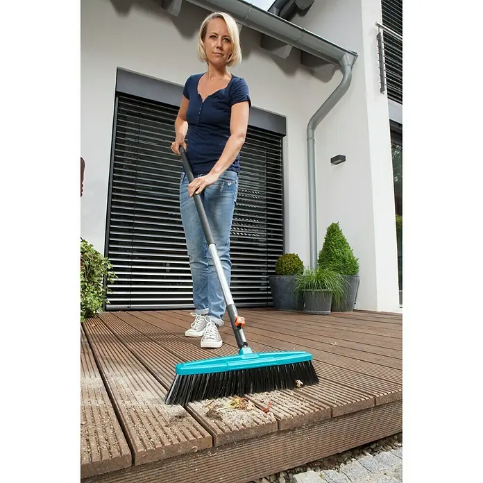 Gardena Combisystem Aluminiumstiel Ergoline 130 - Schwarz/Silber, Material Griff: Kunststoff - Anwendungsbeispiel