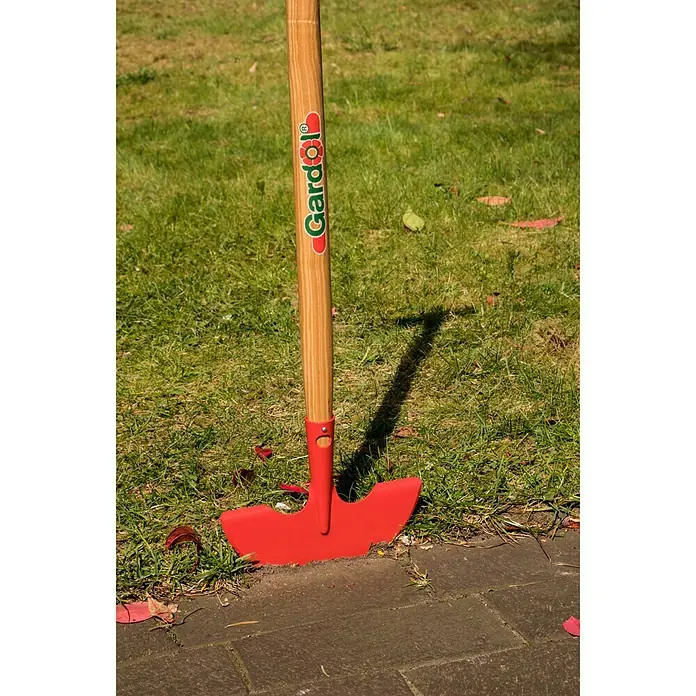 Gardol Cuchilla para bordes - Anchura de trabajo: 22 cm, Mango en T, Con peldaño - Producto en uso