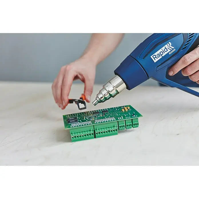 Rapid Pistola de aire caliente R2000 - 2.000 W, Rango de temperaturas: 60 °C - 600 °C - Producto en uso