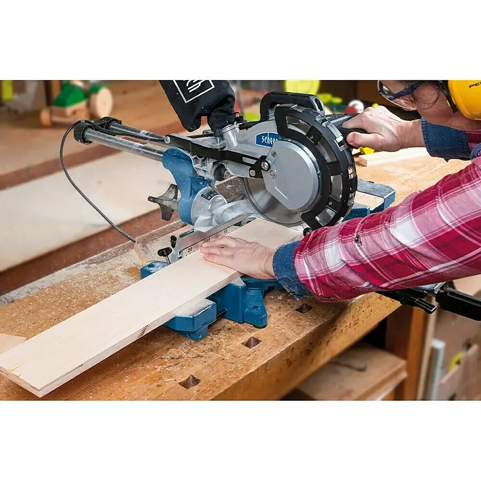 Scheppach Kappzugsäge HM216 - 2.000 W, Durchmesser Sägeblatt: 216 mm, Leerlaufdrehzahl: 0 U/min - 4.700 U/min - Anwendungsbeispiel