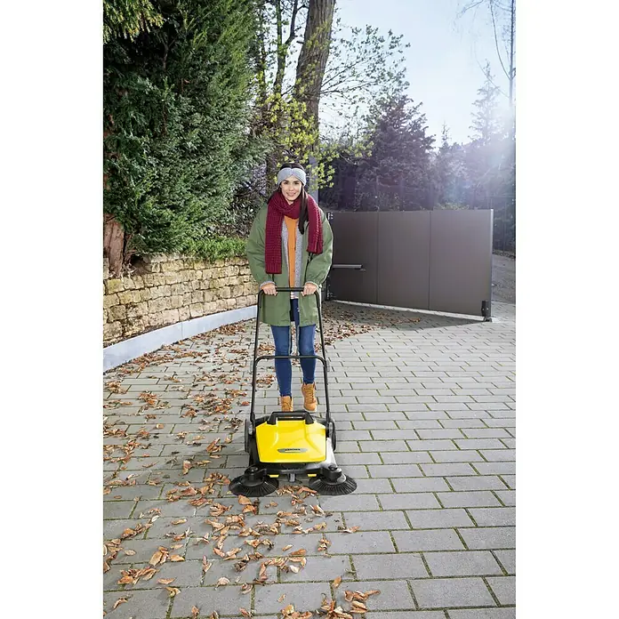 Kärcher Handkehrmaschine S 4 Twin - Flächenleistung: 2.400 m²/h, Arbeitsbreite: 680 mm, 20 l - Anwendungsbeispiel