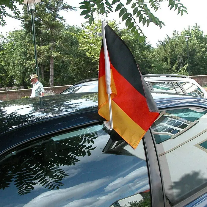 UniTEC Autoflaggen - Schwarz/Rot/Gold, 2 Stk. - Anwendungsbeispiel