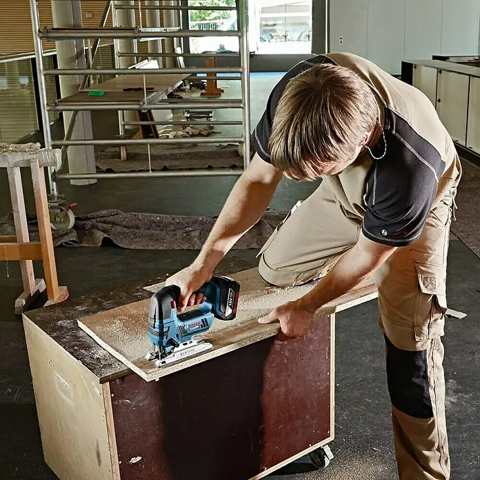 Bosch Professional Akumulatorska ubodna pila GST 18 V-LI B - 18 V, Litij-ionska, Bez akumulatora, Broj udaraca u praznom hodu: 0 - 2.700 podizaja/min - Proizvod u upotrebi