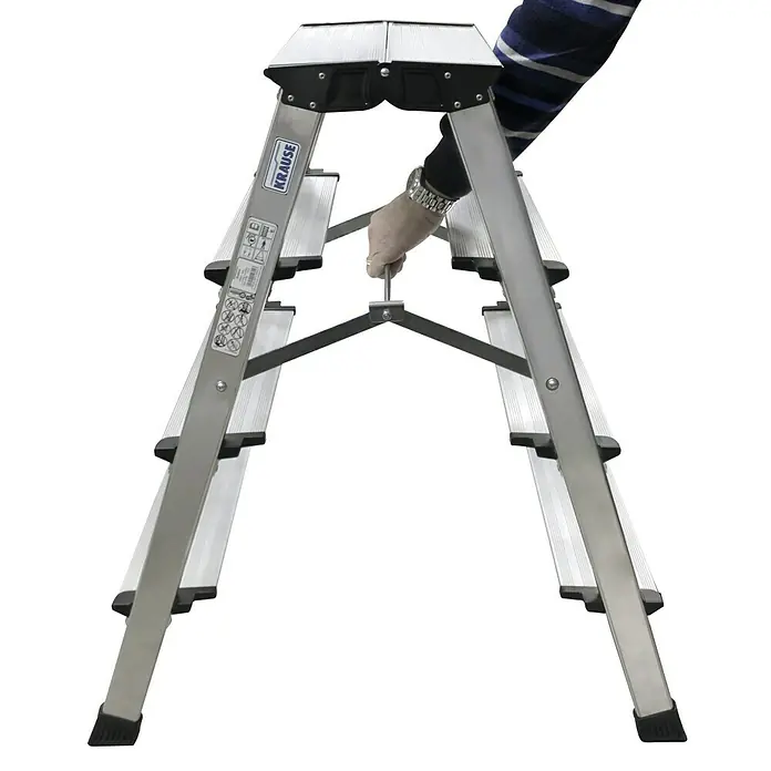 Krause Monto Doppel-Klapptritt Treppo - Arbeitshöhe: 2,85 m, Anzahl Tritte: 2 x 4 Stufen, Tiefe Stufen: 125 mm, Aluminium - Anwendungsbeispiel