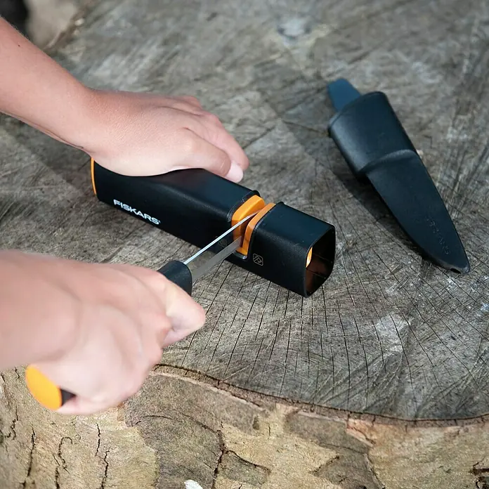 Fiskars Oštrilo za sjekire i noževe - Duljina: 16,5 cm, Keramika - Proizvod u upotrebi