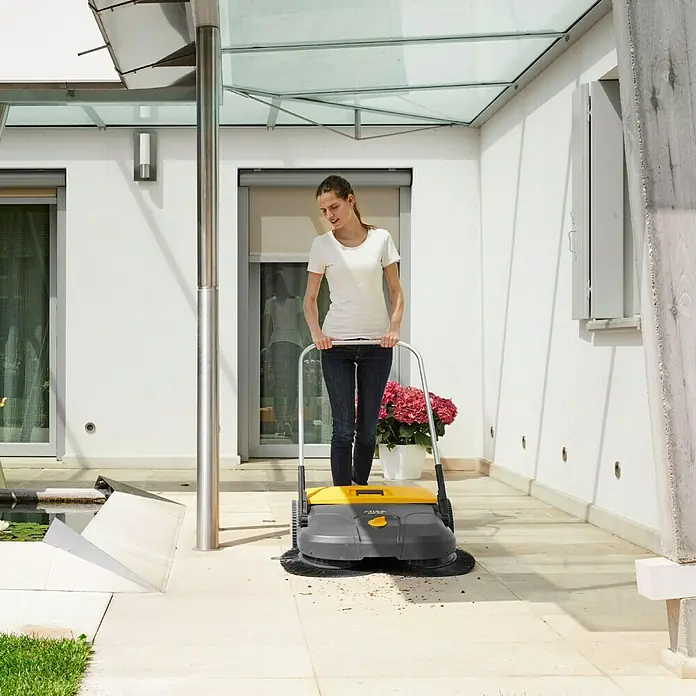 Stiga Handkehrmaschine SWP 577 - Flächenleistung: 3.000 m²/h, Arbeitsbreite: 770 mm mit Seitenbesen, Behältervolumen: 50 l - Vorderansicht