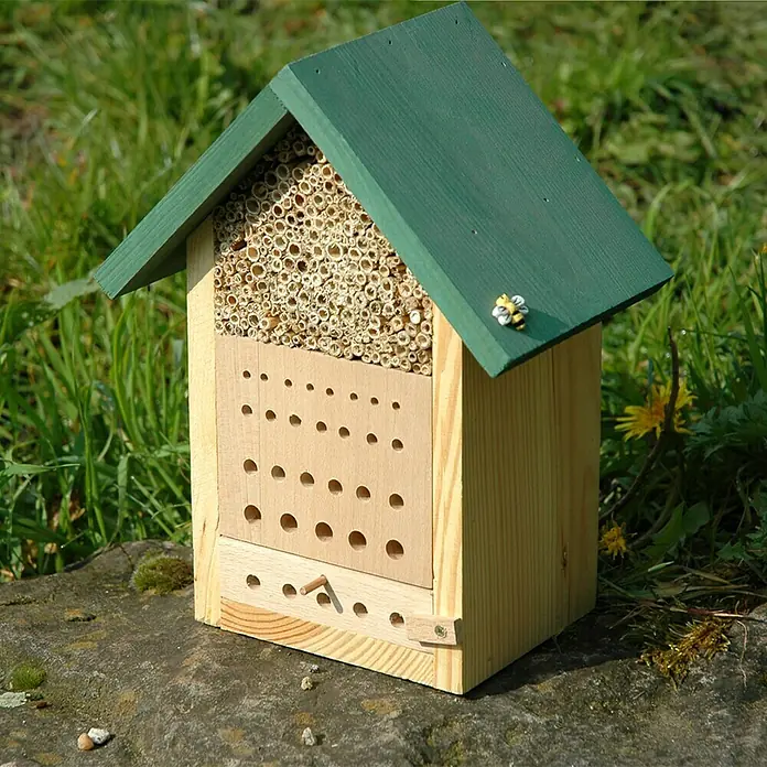 Dobar Bienenhaus Maja - Natur/Grün, 23 x 29 x 14 cm, 26 Nistplätze - Stimmungsaufnahme