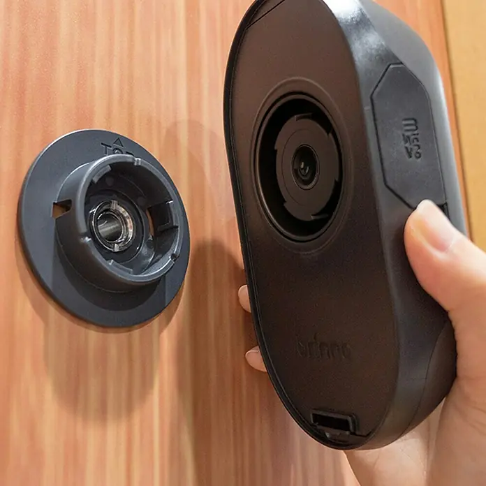 Brinno Digitaler Türspion SHC 500 - Türstärke: 28 mm - 58 mm, Einbaumaß: 12 mm Türbohrung, Bildschirmtyp: 2,7″ TFT - Anwendungsbeispiel