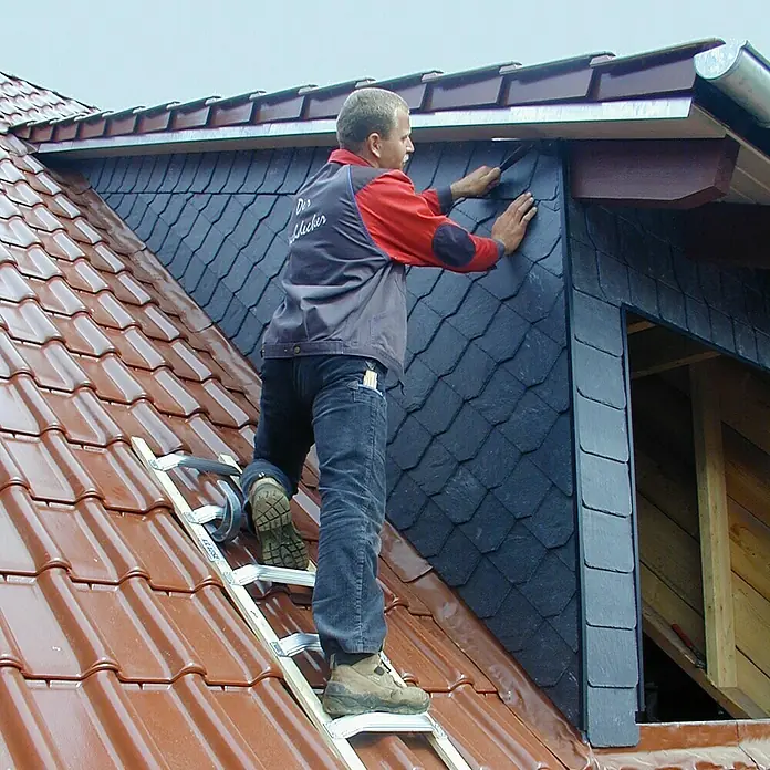 Krause Dachleiter - Länge: 3,9 m, 14 Sprossen, Holzart Holme: Schichtholz, Material Sprossen: Buchenholz - Anwendungsbeispiel