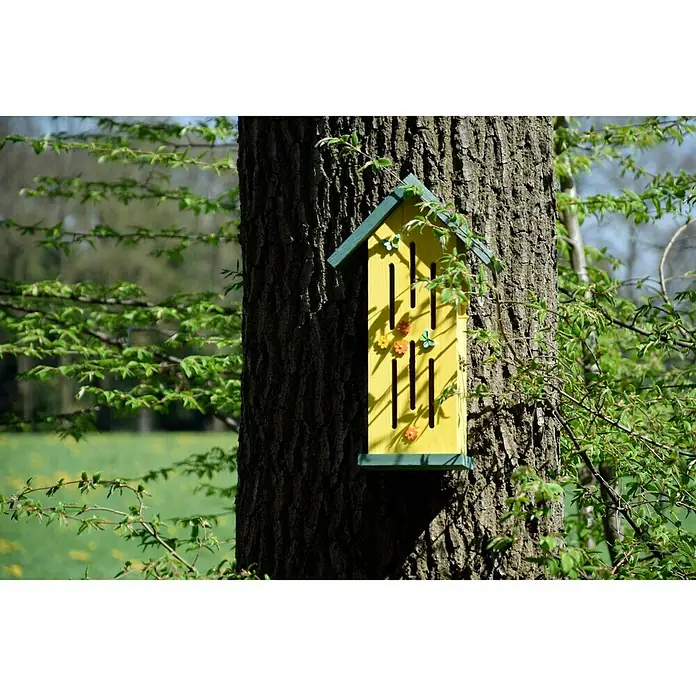 Dobar Schmetterlingsunterschlupf Sonnenfalter - 23 x 14 x 38 mm, Gelb/Grün, Kiefer - Stimmungsaufnahme