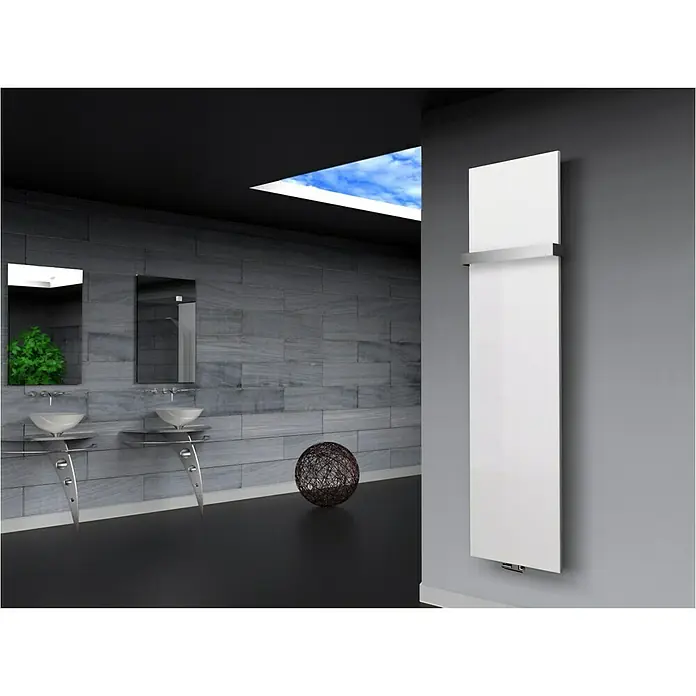 Designheizkörper Manhattan 3 - 47 x 180 cm, Mit 1 Handtuchhalter (50 mm), 1.118 W bei 75/65/20 °C, Weiß - Stimmungsaufnahme