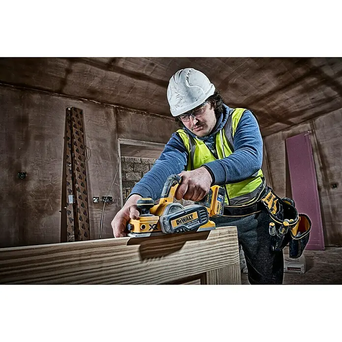 Dewalt XR Akku-Handhobel DCP580NT - 18 V, Ohne Akku, Hobelbreite: 82 mm - Anwendungsbeispiel