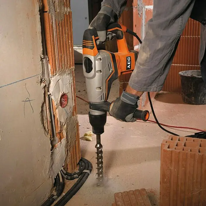 AEG Powertools Kombihammer KH 5 G - 1.100 W, Einzelschlagstärke: 7,5 J, Leerlaufdrehzahl: 450 U/min - Anwendungsbeispiel