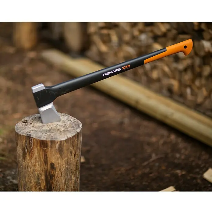 Fiskars Sjekira za cijepanje X 25 - Duljina: 72 cm, 1.830 g - Proizvod u upotrebi