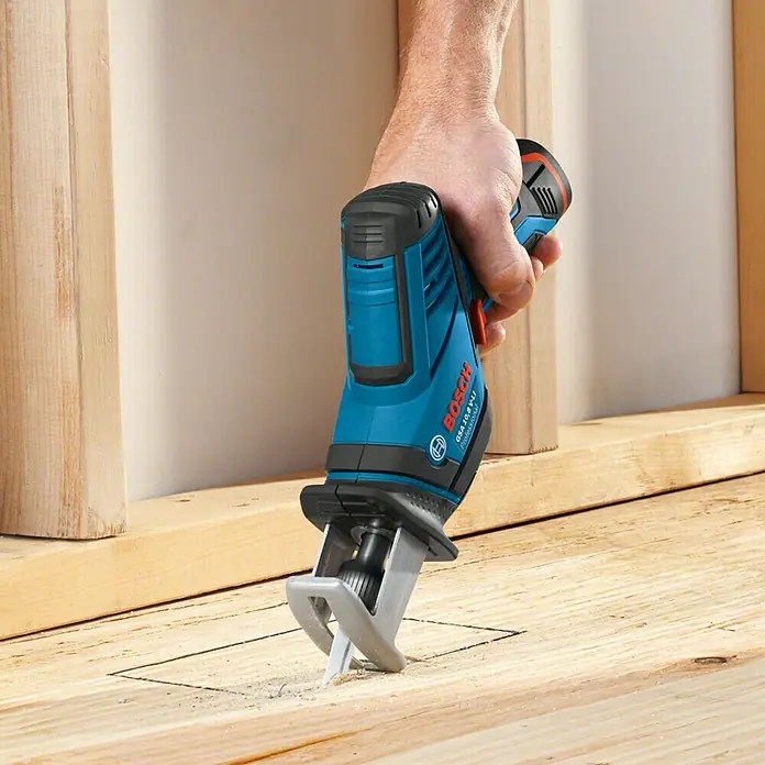 Bosch Professional Akku-Säbelsäge GSA 12V-14 L-Boxx - 12 V, Ohne Akku, Leerlaufhubzahl: 0 - 3.000 Hübe/min - Anwendungsbeispiel