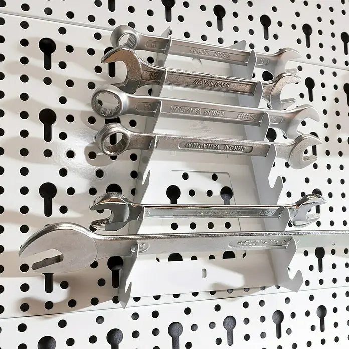 Element System Classic Lochwand-Set Organizer 1 - 2 x Stahllochplatten 80 x 20 cm, 2 x Wandschienen 50 cm, 18 verschiedene Werkzeughalter, Montagematerial, 28 -tlg. - Detailaufnahme