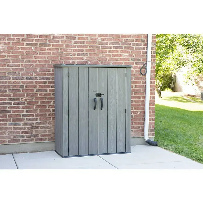 Lifetime Geräteschrank - Außenbreite inkl. Dachüberstand: 136 cm, Außentiefe inkl. Dachüberstand: 70 cm, Kunststoff, Dunkelgrau - Stimmungsaufnahme
