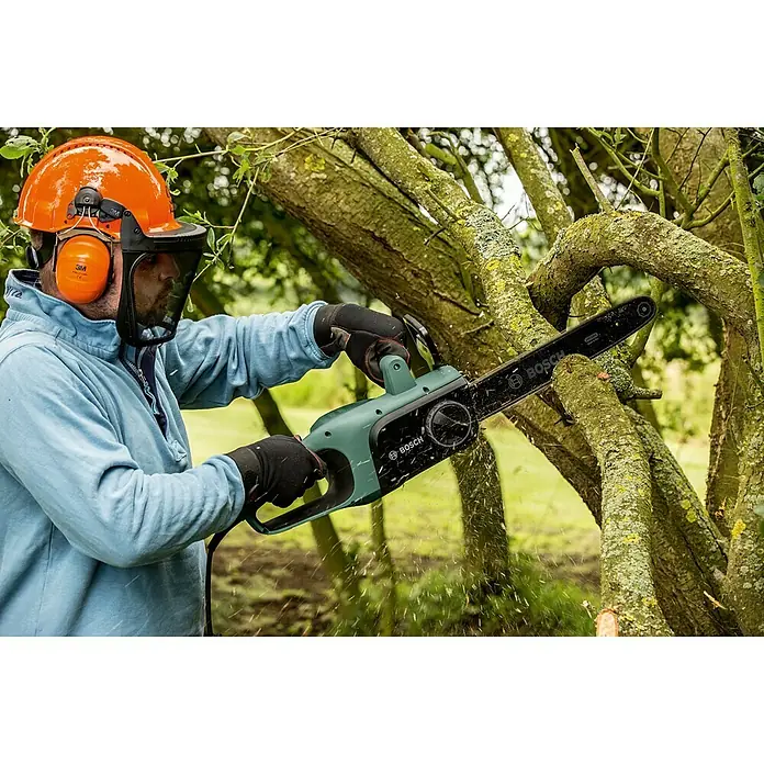 Bosch Elektro-Kettensäge Universalchain 35 - 1.800 W, Schwertlänge: 35 cm - Anwendungsbeispiel
