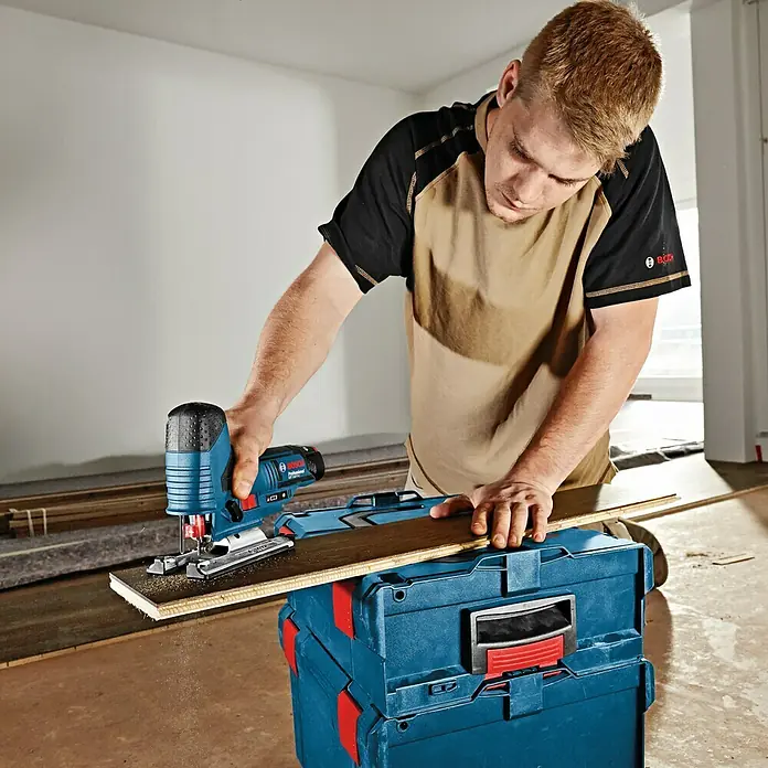 Bosch Professional Akku-Stichsäge GST 12V-70 - 12 V, Li-Ionen, Ohne Akku, Leerlaufhubzahl: 1.500 - 2.800 Hübe/min - Anwendungsbeispiel