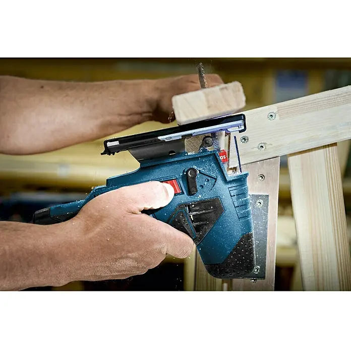 Bosch Professional Akku-Stichsäge GST 12V-70 - 12 V, Li-Ionen, Ohne Akku, Leerlaufhubzahl: 1.500 - 2.800 Hübe/min - Anwendungsbeispiel
