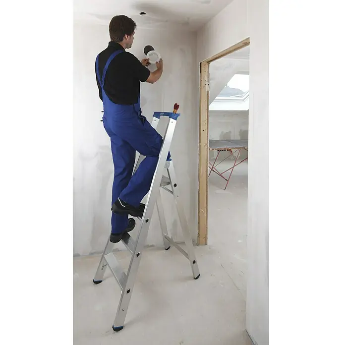 Krause Stabilo Stufenstehleiter - Arbeitshöhe: 2,95 m, Anzahl Tritte: 4 Stufen, Tiefe Stufen: 80 mm, Aluminium - Anwendungsbeispiel