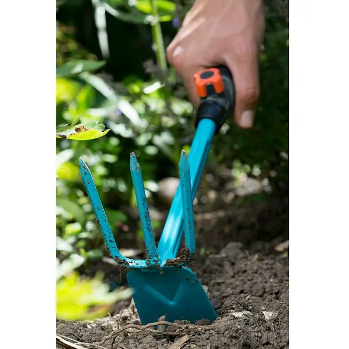 Gardena Combisystem Motičica - Radna širina: 6,5 cm, Oblik lista: Ravni oblik, Broj zubaca: 3 - Proizvod u upotrebi