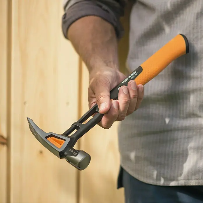 Fiskars Universalhammer XL - Gewicht Kopf: 570 g, Länge: 390 mm - Anwendungsbeispiel