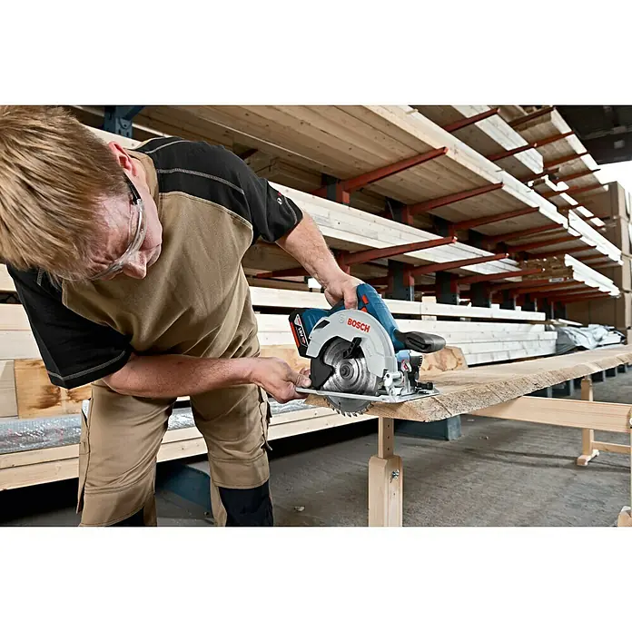 Bosch Professional Akumulatorska kružna pila GKS 18V-57 - 18 V, Bez akumulatora, Broj okretaja pri praznom hodu: 3.400 o/min, List pile: Ø 165 mm - Proizvod u upotrebi
