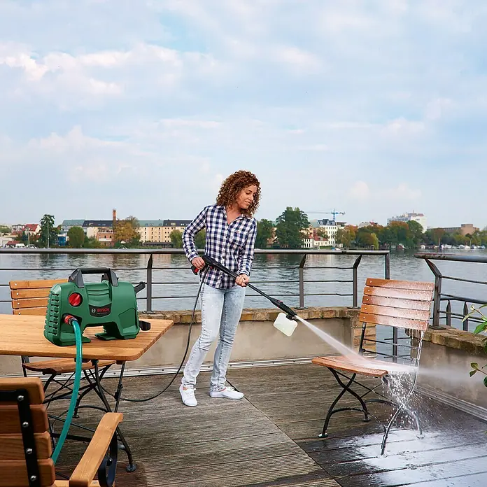 Bosch Hochdruckreiniger EasyAquatak 120 - 1.500 W, Max. Druck: 120 bar, Fördermenge: Max. 350 l/h - Anwendungsbeispiel