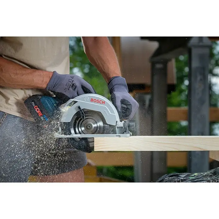 Bosch Professional Akku-Handkreissäge GKS 18V-57 G L-Boxx - 18 V, Ohne Akku, Leerlaufdrehzahl: 3.400 U/min, Sägeblatt: Ø 165 mm - Anwendungsbeispiel