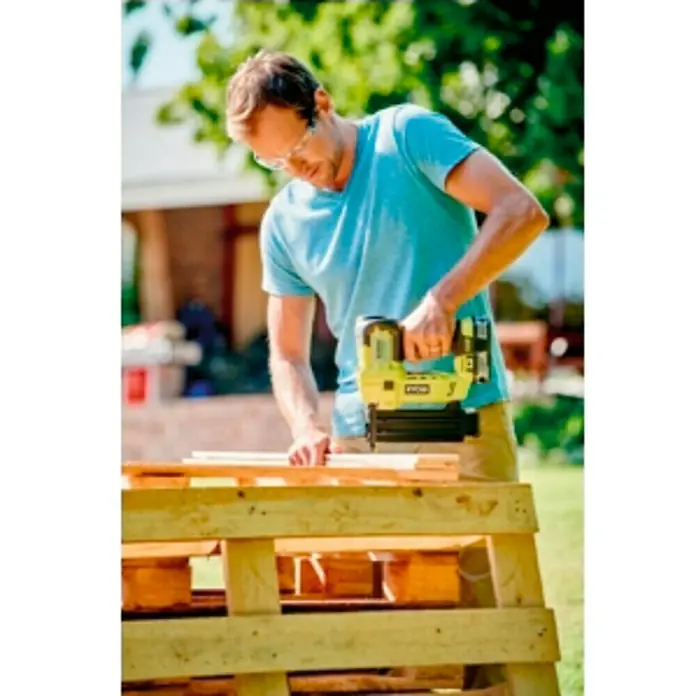 Ryobi ONE+ Clavadora de batería R18N18G-0 - 18 V, Iones de litio, Sin batería