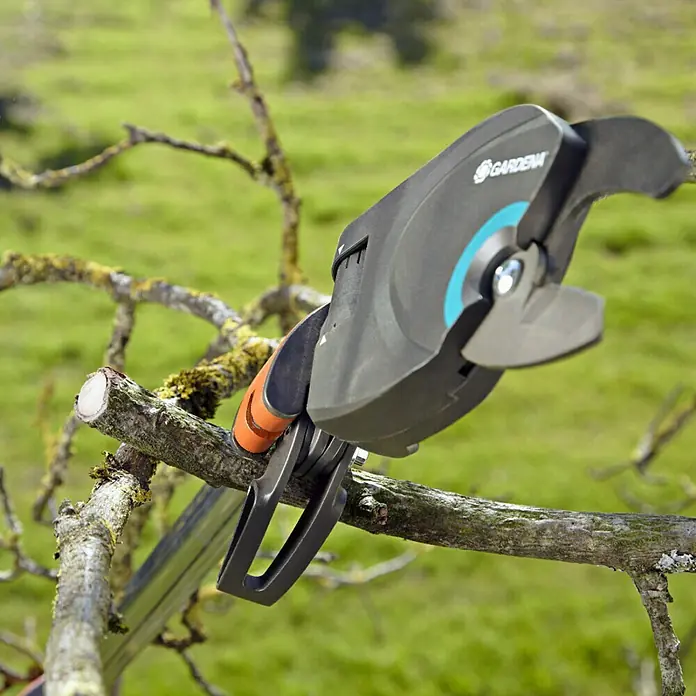 Gardena Škare za rezanje grana StarCut 410 Plus - Bypass, Maksimalna debljina grane: 32 mm, 230 cm - Proizvod u upotrebi