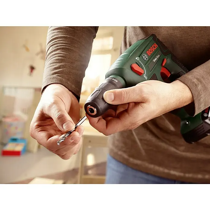 Bosch 18 V Power for All Akku-Bohrhammer Uneo MAXX - 18 V, Li-Ionen, 2,5 Ah, 1 Akku, Einzelschlagstärke: 0,6 J - Anwendungsbeispiel