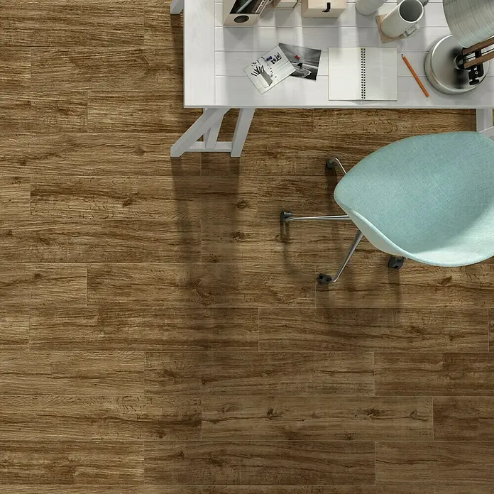 Pavimento porcelánico Wild - 23,3 x 120 cm, Caoba - Foto ambiente