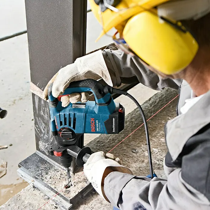 Bosch Professional Udarna bušilica GBH 3-28 DFR - 800 W, Jačina pojedinog udarca: 3,1 J, Broj udaraca: 0 okr/min - 4.000 okr/min - Proizvod u upotrebi