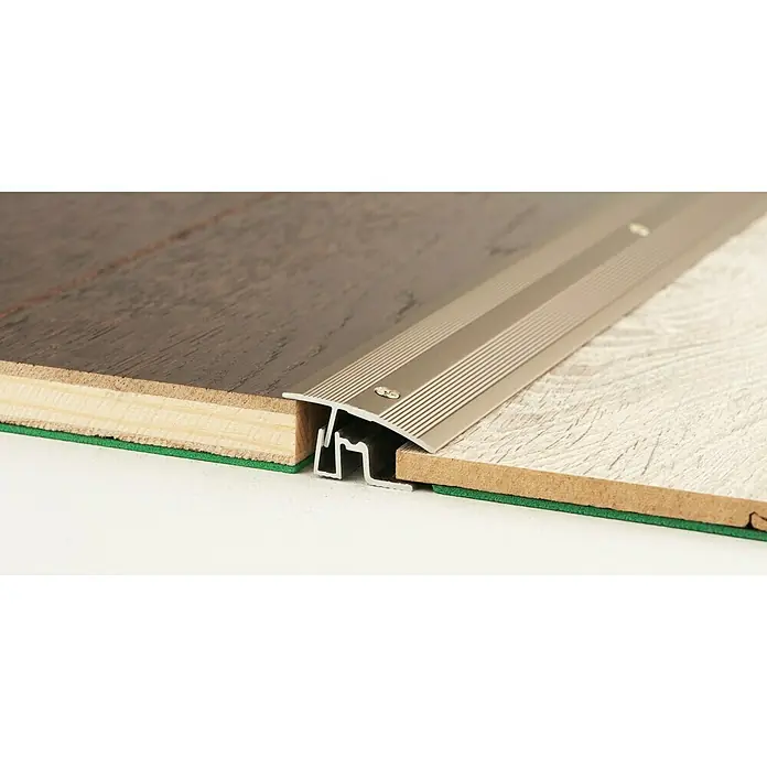 LOGOCLIC Übergangsprofil 401 - Edelstahl matt, 0,9 m x 38 mm, Montageart: Schrauben - Detailaufnahme