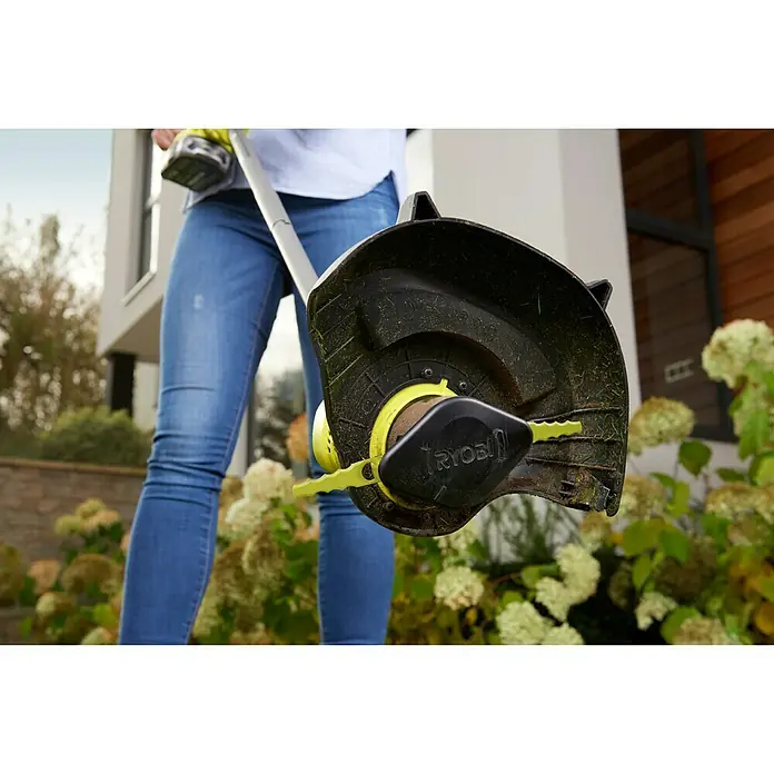 Ryobi Plastični nož RAC155 - Namijenjeno za: Akumulatorski trimer trave Ryobi - Proizvod u upotrebi