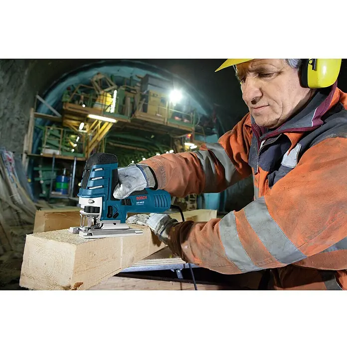 Bosch Professional Stichsäge GST 150 CE - 780 W, Leerlaufhubzahl: 500 Hübe/min - 3.100 Hübe/min - Anwendungsbeispiel