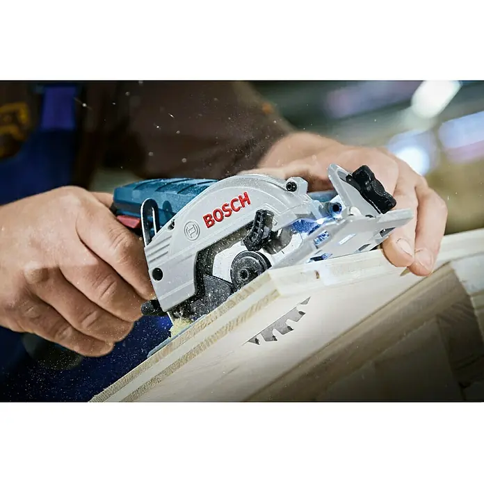 Bosch Professional Akku-Handkreissäge GKS 12V-26 - 12 V, Li-Ionen, Ohne Akku, Sägeblatt: Ø 85 mm, 1.400 U/min - Anwendungsbeispiel