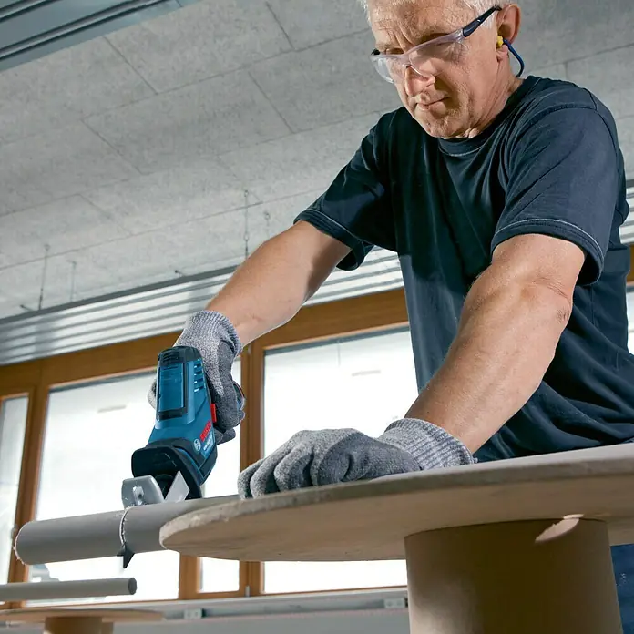 Bosch Professional Akku-Säbelsäge GSA 12V-14 - 12 V, Li-Ionen, Ohne Akku, Leerlaufhubzahl: 0 - 3.000 Hübe/min - Anwendungsbeispiel