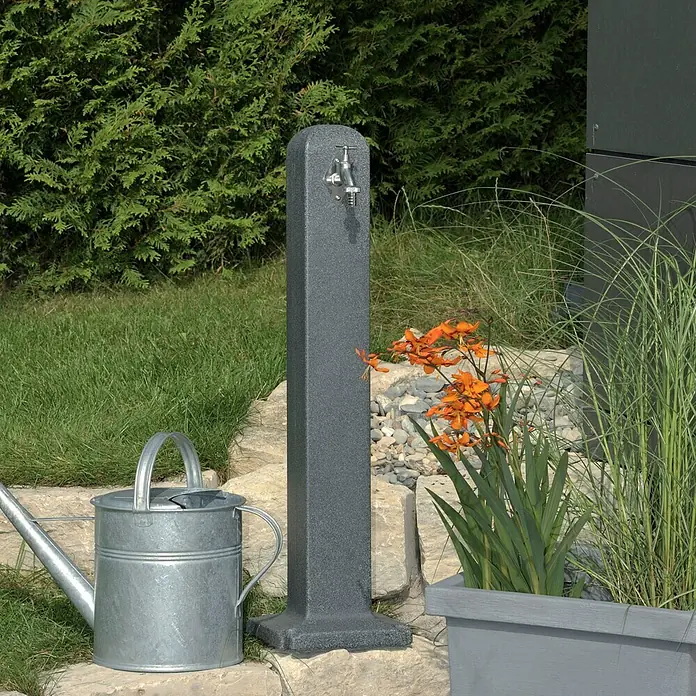 Wasserzapfstelle Poller - Darkgranite, Höhe: 90 cm - Anwendungsbeispiel