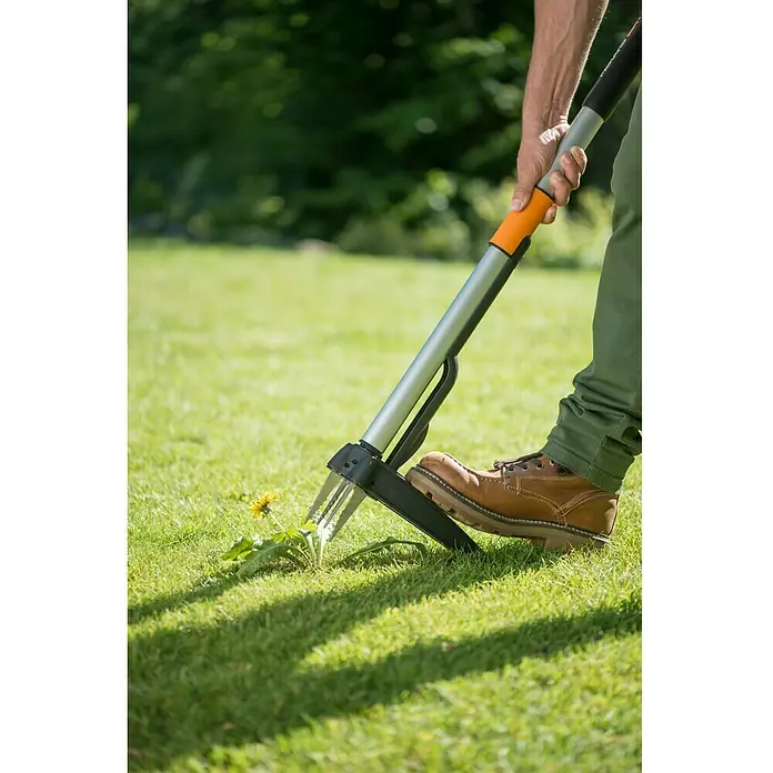 Fiskars Teleskopski alat za plijevljenje korova - Dužina drške: 99 cm - 119 cm - Proizvod u upotrebi