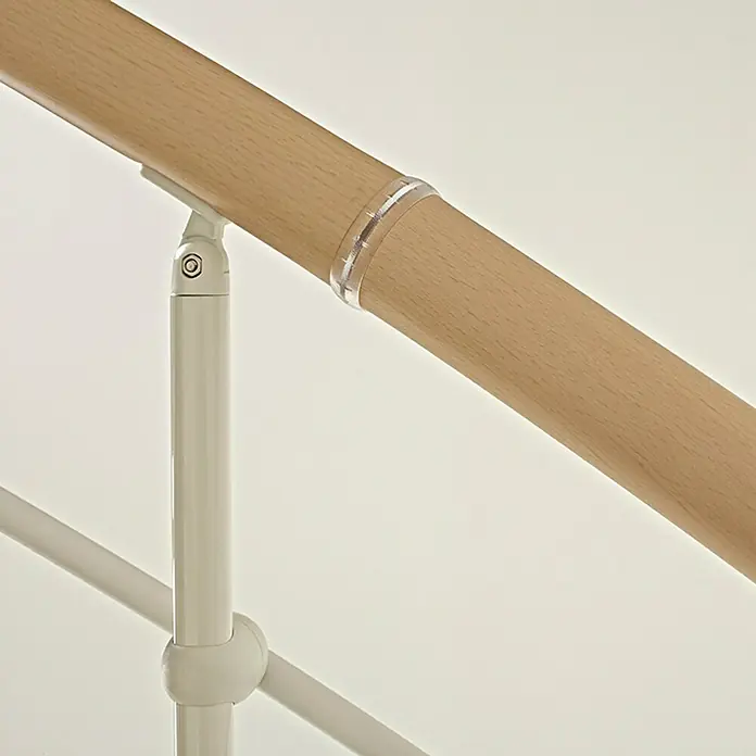 Fontanot Spindeltreppe KloeXtra - Durchmesser: 140 cm, Weiß, Farbe Stufen: Buche Hell, Geschosshöhe: 253 cm - 283 cm - Detailaufnahme