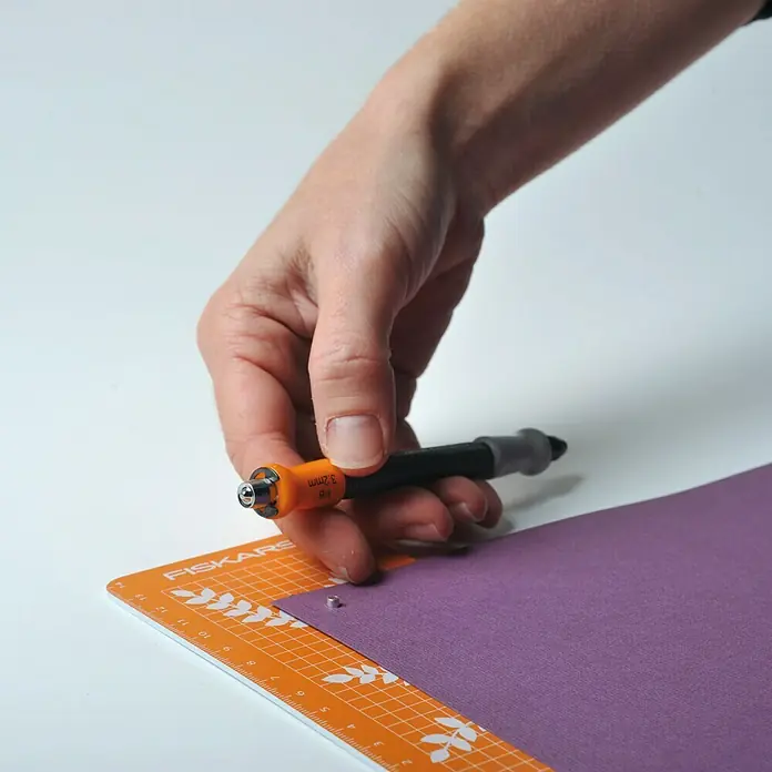 Fiskars Ösenstanzer - 2 -tlg. - Anwendungsbeispiel