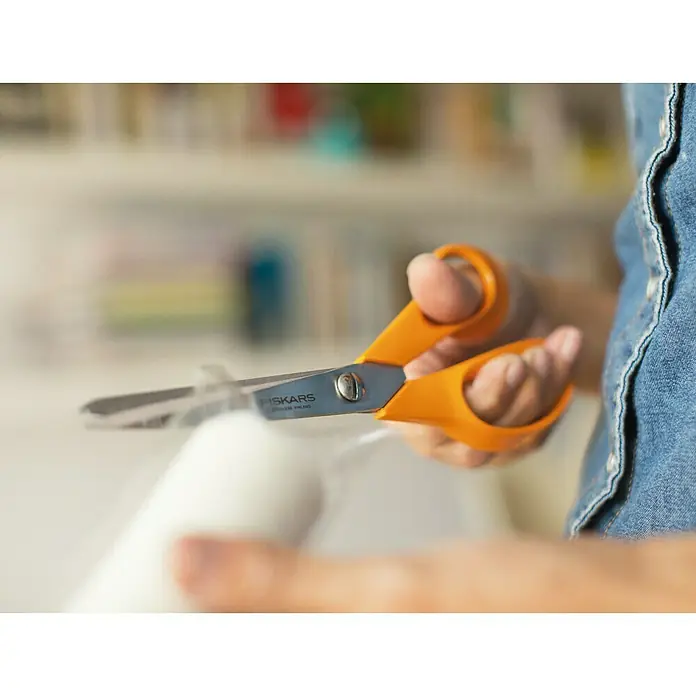 Fiskars Universalschere Classic - Länge: 21 cm - Anwendungsbeispiel