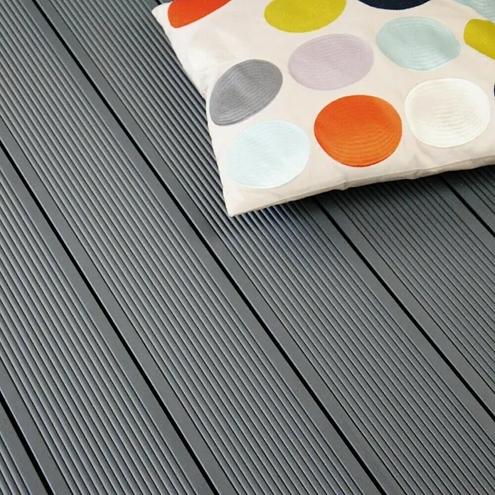 Kovalex WPC-Terrassendiele Exklusiv nach Maß - Steingrau, Mattiert, 300 x 14,5 x 2,6 cm - Stimmungsaufnahme