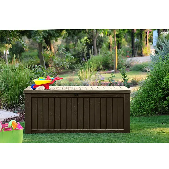 Keter Baúl para jardín Rockwood - 155 x 72,4 x 64,4 cm, 570 l - Producto en uso